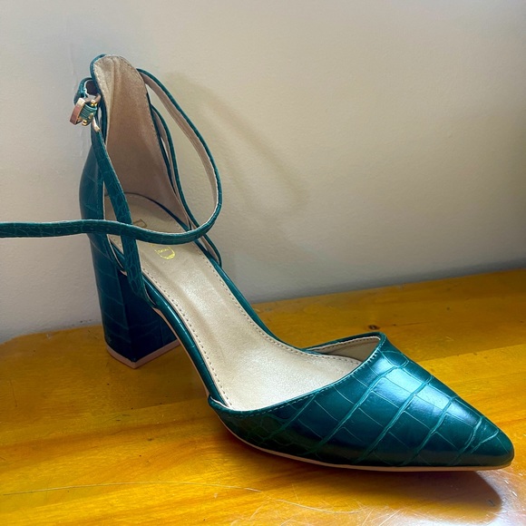 Emerald green faux croc pumps - Picture 3 of 6